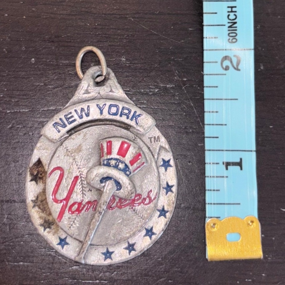 Vintage‎ 1987 New York Yankees MLB American League Metal Keychain *Charm Only*